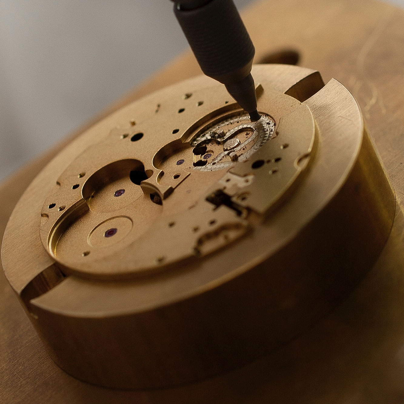 芝柏手表不戴就停什么原因（解决芝柏手表表蒙破裂的方法）